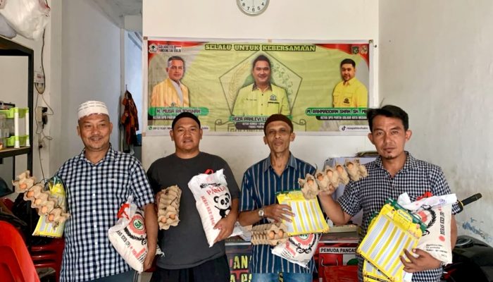 Reza Pahlevi Lubis Bagikan Paket Ramadhan di Medan