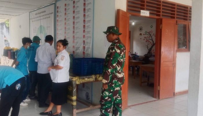 Babinsa Pantau MBG Di SMAN 1 Silima Pungga-Pungga