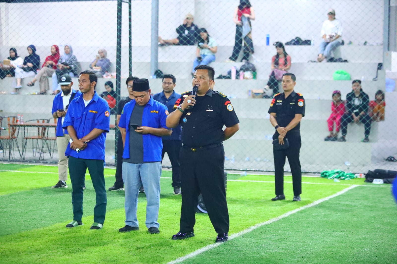 Wakil Panglima KBNI menyerahkan piala bergilir kepada tim sepak bola pemuda berprestasi sebagai wujud apresiasi sportivitas.