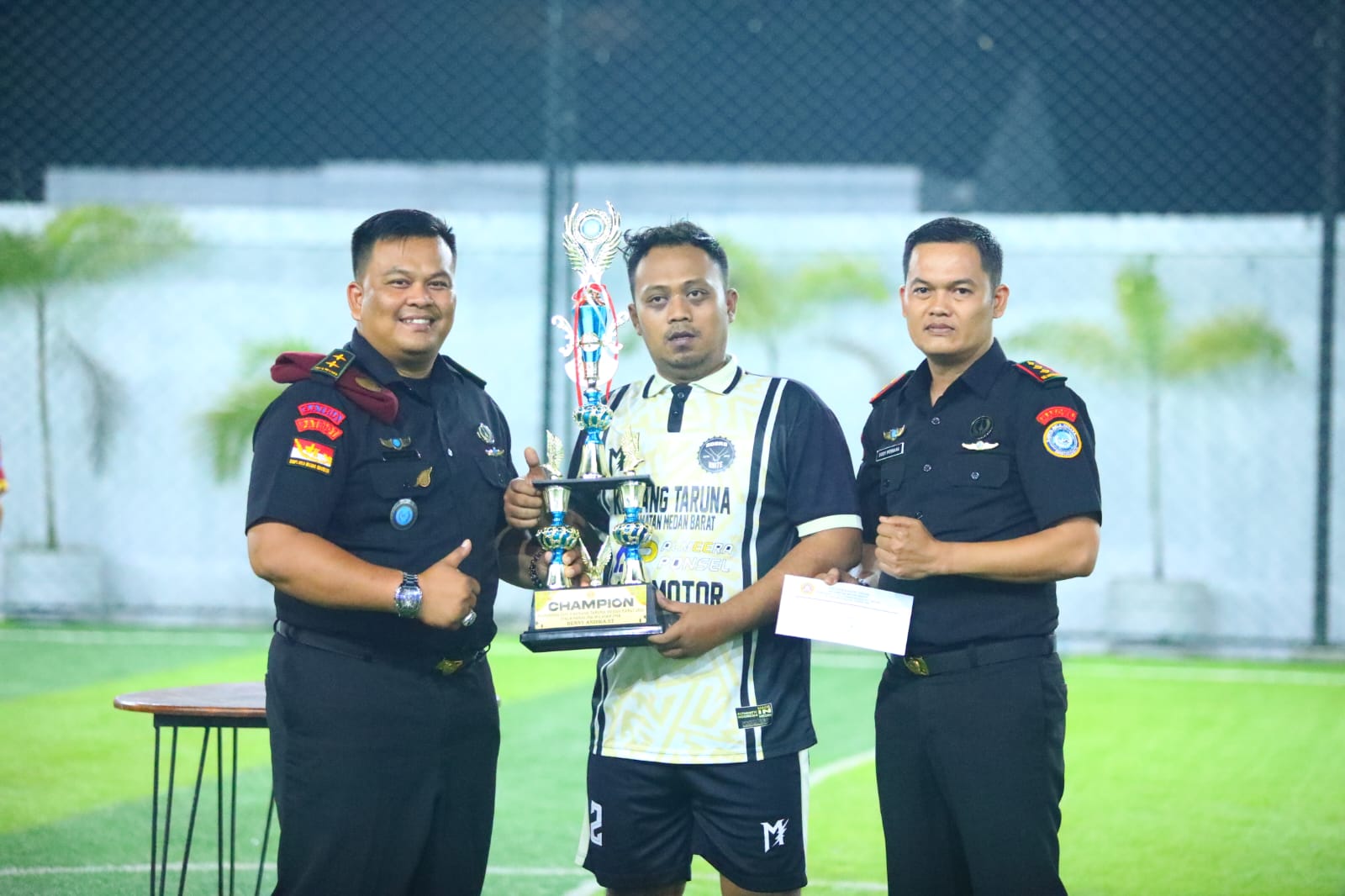 Pemain sepak bola meraih penghargaan individu berkat sportivitas pemuda melawan narkoba