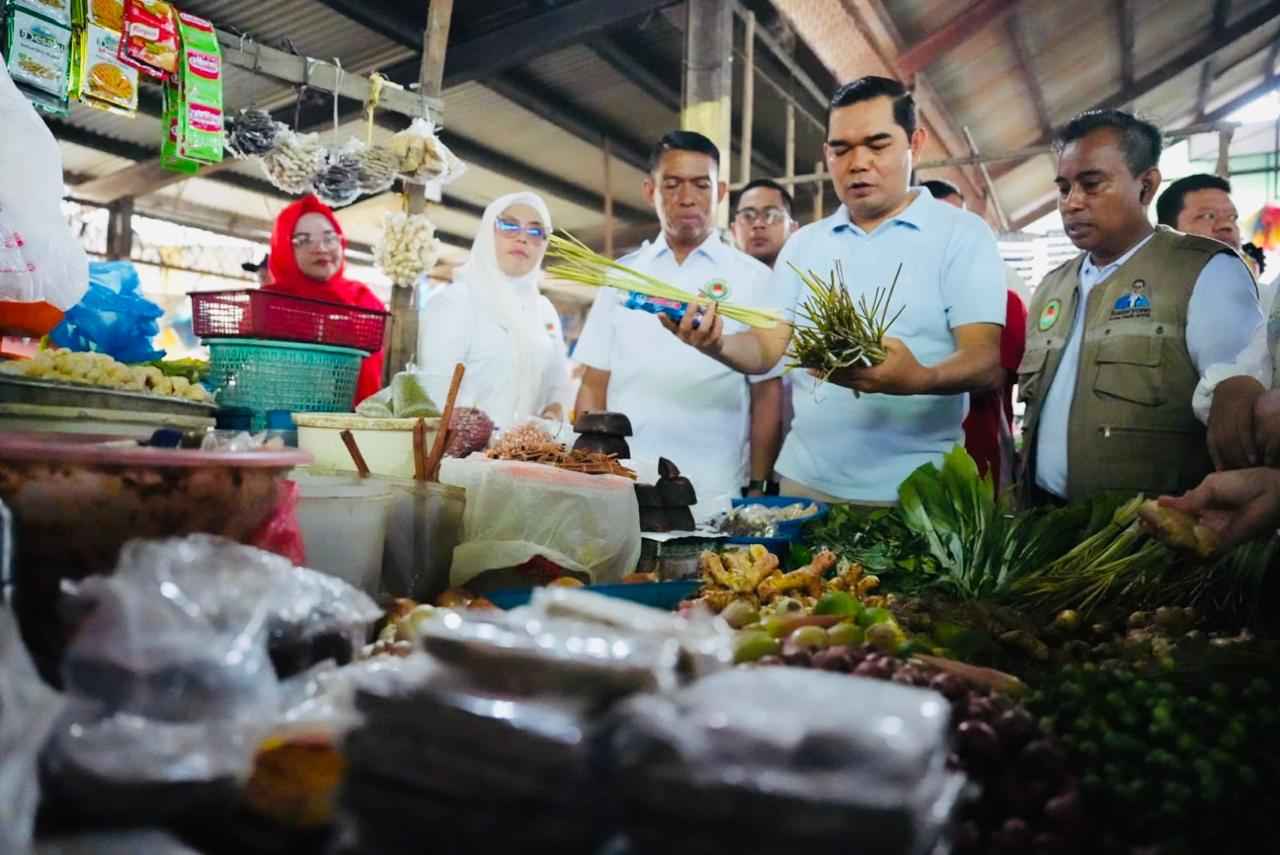 Ihwan Ritonga dan Yunas mengecek harga di Pasar Sentosa Medan